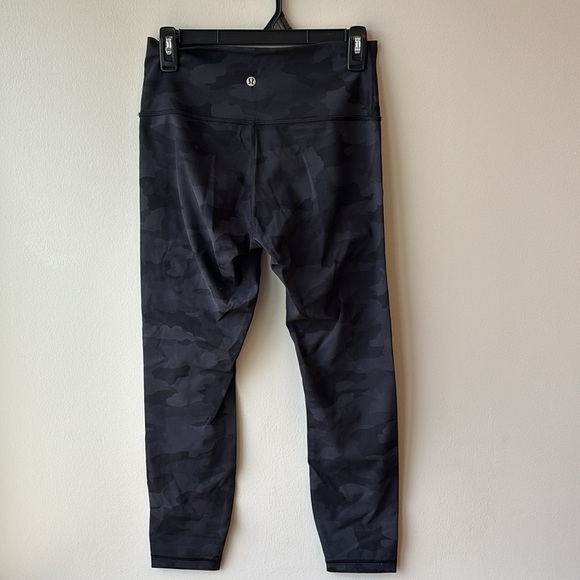 Lululemon camo Black Athletic Leggings 8 Wunder under - Picture 3 of 6